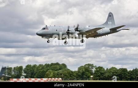 Royal Canadian Air Force Lockheed CP-140 Aurora arrivant à RAF Fairford pour le Royal International Air Tattoo 2019 Banque D'Images