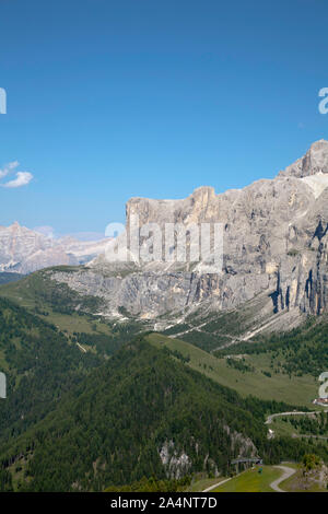 Le Passo Gardena Grodner Joch passant entre la Sella Gruppe et Grand Massif dans la cir Fanes distance Selva Val Gardena Dolomites Italie Banque D'Images