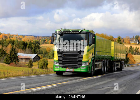 Nouveau, vert Scania R650 camion de Kuljetus Saarinen Oy en betterave à sucre saisonniers courriers sur scenic route d'automne à Salo, Finlande. Le 12 octobre 2019. Banque D'Images