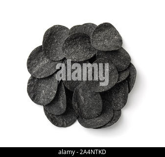Vue de dessus de croustilles de pommes de terre noire isolated on white Banque D'Images