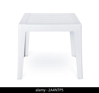 Vue avant de plastique blanc côté patio table isolated on white Banque D'Images