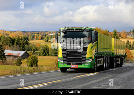 Nouveau, vert Scania R650 camion de Kuljetus Saarinen Oy en betterave à sucre saisonniers courriers sur scenic route d'automne à Salo, Finlande. Le 12 octobre 2019. Banque D'Images