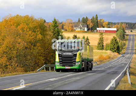 Nouveau, vert Scania R650 camion de Kuljetus Saarinen Oy en betterave à sucre saisonniers courriers sur scenic route d'automne à Salo, Finlande. Le 12 octobre 2019. Banque D'Images