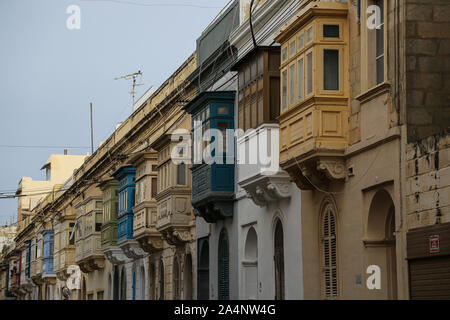 Une vue générale de la célèbre Balcon maltais colorés dans une rue à Sliema, sur l'île de Malte Banque D'Images