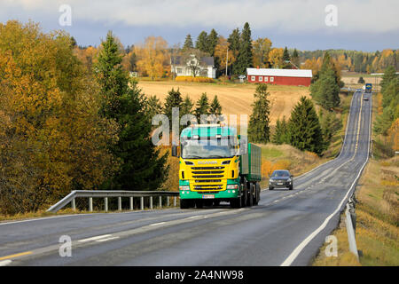 Jaune et vert de Scania R500 camion d'Koneasema Siuntion Oy en betterave à sucre saisonniers courriers sur scenic route d'automne à Salo, Finlande. Le 12 octobre 2019. Banque D'Images