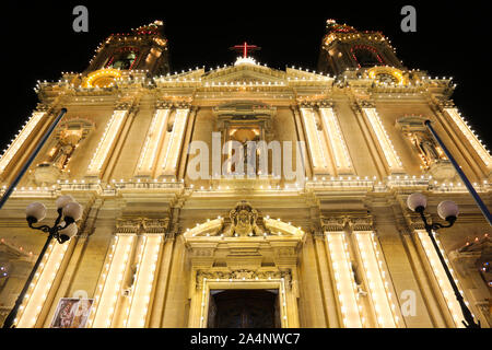 Une vue générale de l'église paroissiale de Sacro Cuor illuminé pendant Birgufest, dans l'arrière-rues de Sliema, sur l'île de Malte Banque D'Images