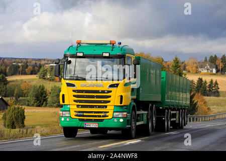 Jaune et vert de Scania R500 camion d'Koneasema Siuntion Oy en betterave à sucre saisonniers courriers sur scenic route d'automne à Salo, Finlande. Le 12 octobre 2019. Banque D'Images