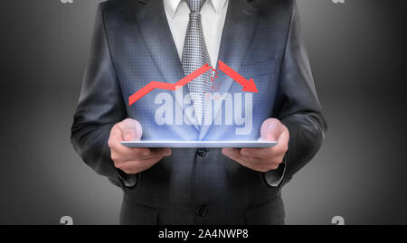 Cropped portrait of a businessman holding tablet avec Broken Arrow au-dessus Banque D'Images