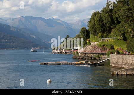 Le long de la rive du lac Varenna, Italie dans la région du lac central du lac de Côme, avec montagnes suisses au nord, dans la distance. Banque D'Images