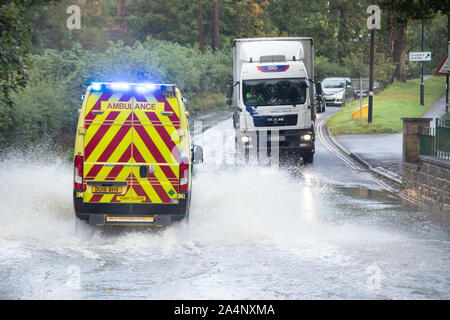 Une Ambulance faire son chemin dans les galeries ford à Kenilworth Castle Street après de fortes pluies et des tempêtes récentes Banque D'Images