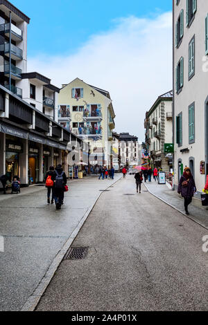 Chamonix Mont-Blanc, France - 4 octobre 2019 : Vue de la principale rue commerçante dans le centre de la célèbre station de ski dans les Alpes Banque D'Images