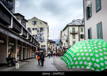 Chamonix Mont-Blanc, France - 4 octobre 2019 : Jour de pluie Vue sur rue principale du centre de la célèbre station dans les Alpes et parapluie vert Banque D'Images