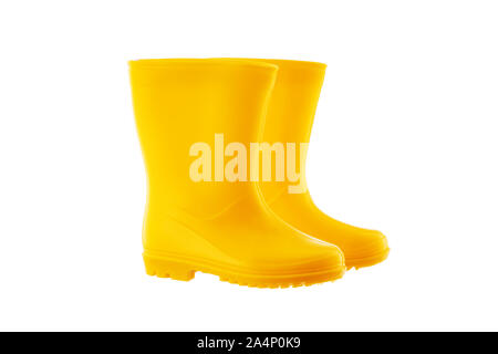 Bottes de pluie en caoutchouc jaune pour les enfants isolé sur fond blanc. Banque D'Images