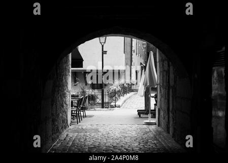 Image en noir et blanc d'Archway à Annecy, France Banque D'Images