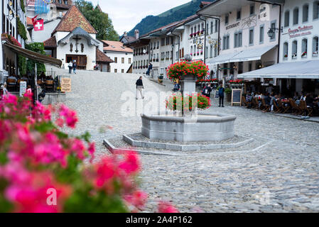 Fontaine de fleurs central dans l'ancienne ville de gruyère, en Suisse Banque D'Images