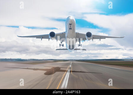 La vue quotidienne du soleil et l'avion vole jusqu'rapidement dans le ciel Banque D'Images