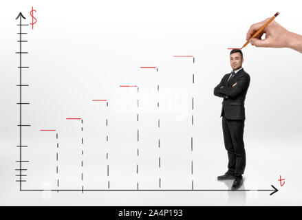 Sourit businessman standing on l'annexe de la croissance des bénéfices et quelqu'un dessin à la main ligne rouge au-dessus de sa tête Banque D'Images