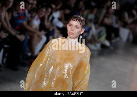Octobre 13, 2019, Sao Paulo, Sao Paulo, Brésil : Modèle présente création par AOi durant la Semaine de la mode de Sao Paulo (SPFW), N48 édition, à Sao Paulo, Brésil. (Crédit Image : © Paulo Lopes/Zuma sur le fil) Banque D'Images