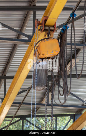 Le crochet de la grue jaune et d'une chaîne de poids de levage Banque D'Images