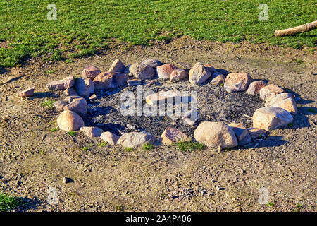 Une place pour un feu aménagé avec des pierres sur le terrain. Vue d'en haut. Banque D'Images