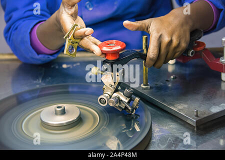 Machines pour polir des diamants, diamants, de classement de la femme africaine. En Afrique , le Botswana Banque D'Images