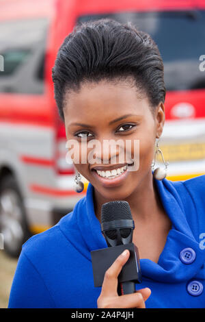 Femme africaine, diffusant des nouvelles au Botswana en plein air Banque D'Images