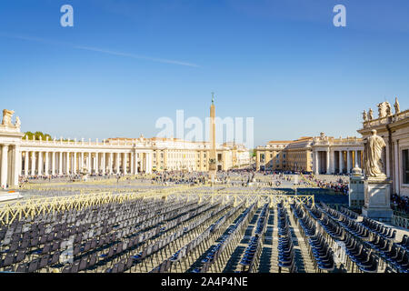 Vatican, Rome, Italie, le 19 octobre 2018 : Des rangées de sièges vides en face de la Basilique St Pierre dans la Cité du Vatican, Rome, Italie Banque D'Images