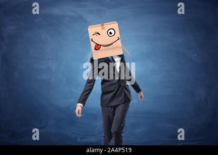 Businessman wearing boîte en carton avec un clin tiré sur sa tête visage Banque D'Images