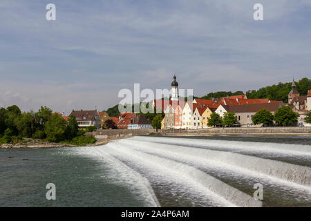 Vue sur la Karolinenwehr sur la rivière Lech à Landsberg am Lech, Bavière, Allemagne. Banque D'Images