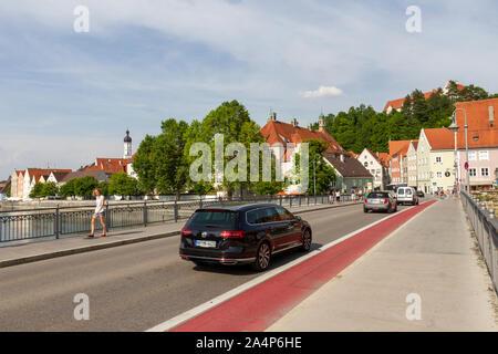 Vue générale de la circulation sur l'Karolinenbrücke sur la rivière Lech Landsberg am Lech , Bavière (Allemagne). Banque D'Images