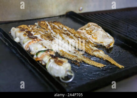 Des fruits de mer sur le grill, seul le poisson et broche avec poivrons tomates et au crabe Banque D'Images