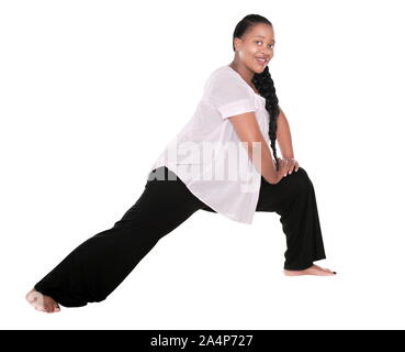 Femme africaine de faire des exercices de yoga femmes enceintes en bonne santé, vêtu de blanc et noir, isolated on white Banque D'Images