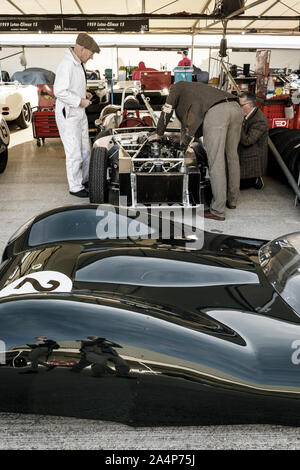 La mécanique de l'équipe travaillant sur le 1959 Lotus-Climax 15 garage dans le paddock au cours de la 2019 Goodwood Revival, Sussex, UK. Sussex Trophy race participant. Banque D'Images