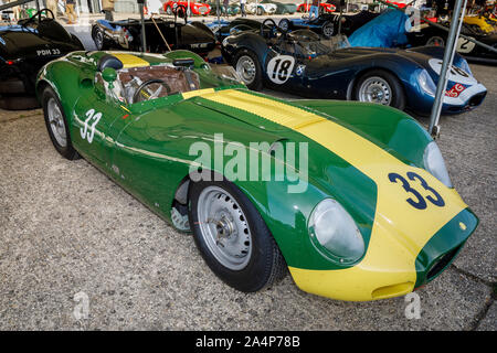 John's 1959 Minshaw Lister-Jaguar 'dite nodulaire' dans le paddock au Goodwood Revival 2019, Sussex, UK. Sussex Trophy participant. Banque D'Images