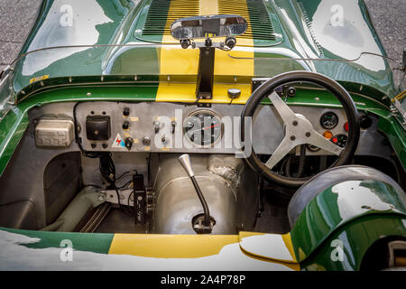 John's 1959 Minshaw Lister-Jaguar 'dite nodulaire' dans le paddock au Goodwood Revival 2019, Sussex, UK. Sussex Trophy participant. Vue du poste de pilotage. Banque D'Images