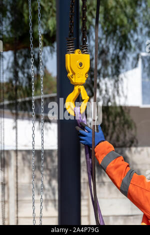 Le crochet de la grue jaune et d'une chaîne de poids de levage Banque D'Images