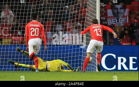 République d'Irlande est Darren Randolph enregistre la Suisse Ricardo Rodriguez est mort durant l'UEFA Euro 2020 match de qualification au stade de Geneve, Genève. Banque D'Images