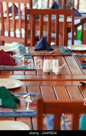 Table en bois et des plats classiques en plein air sur une terrasse Banque D'Images