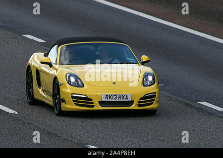 2013 Porsche Boxster jaune 24V S-A ; le véhicule sur l'autoroute M6 près de Preston dans le Lancashire, Royaume-Uni Banque D'Images