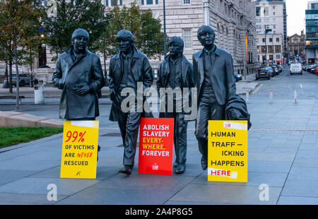 La statue des Beatles à Pier Head à Liverpool est utilisée pour un message de protestation Banque D'Images