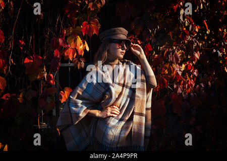 La mode d'automne. Jeune femme portant tenue élégante à l'extérieur. Vêtements et accessoires. Portrait de beauté Banque D'Images
