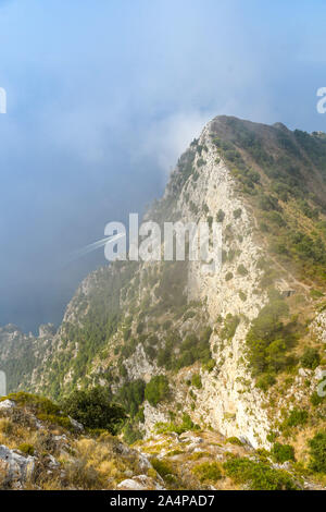 ANACAPRI, à l'île de Capri, ITALIE - AOÛT 2019 : vue sur la mer et les falaises du sommet du Mont Solaro, Anacapri ci-dessus sur l'île de Capri. Banque D'Images