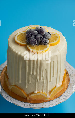 Un fromage à la crème, au citron et aux bleuets gâteau de couche. Banque D'Images