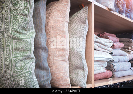 Des oreillers, serviettes, des plaids, des couvertures et d'autres sur des étagères d'usure accueil Banque D'Images