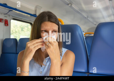 Réaction allergique chez une fille dans un train électrique voiture Banque D'Images