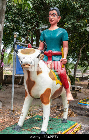 Bang Saen, Thaïlande - Mars 16, 2019 : Wang Saensuk monastère Bouddhiste. Statue de couleur blanc-brun homme équitation ox pour célébrer l'année de l'Ox. Green Banque D'Images