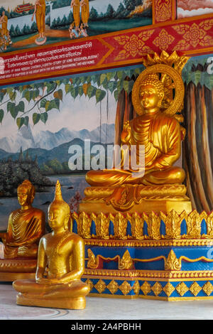 Bang Saen, Thaïlande - Mars 16, 2019 : Wang Saensuk monastère Bouddhiste. Libre d'un côté du centre de grandes statues de Bouddha en or La Prière libre principal Ha Banque D'Images