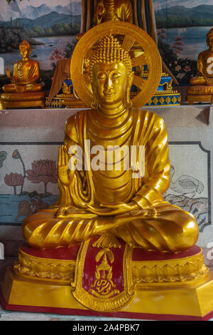 Bang Saen, Thaïlande - Mars 16, 2019 : Wang Saensuk monastère Bouddhiste. Gros plan du bodhisattva statue en or open principal salle de prière. Banque D'Images