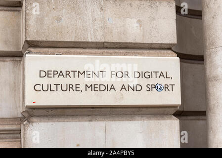 Pour le numérique, ministère de la Culture, des médias et des sports bureau à Whitehall, Westminster, London, UK, d'Extinction autocollant rébellion zapped on sign Banque D'Images