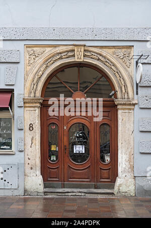 Vieille porte en bois dans une maison en pierre Krakow Pologne Banque D'Images